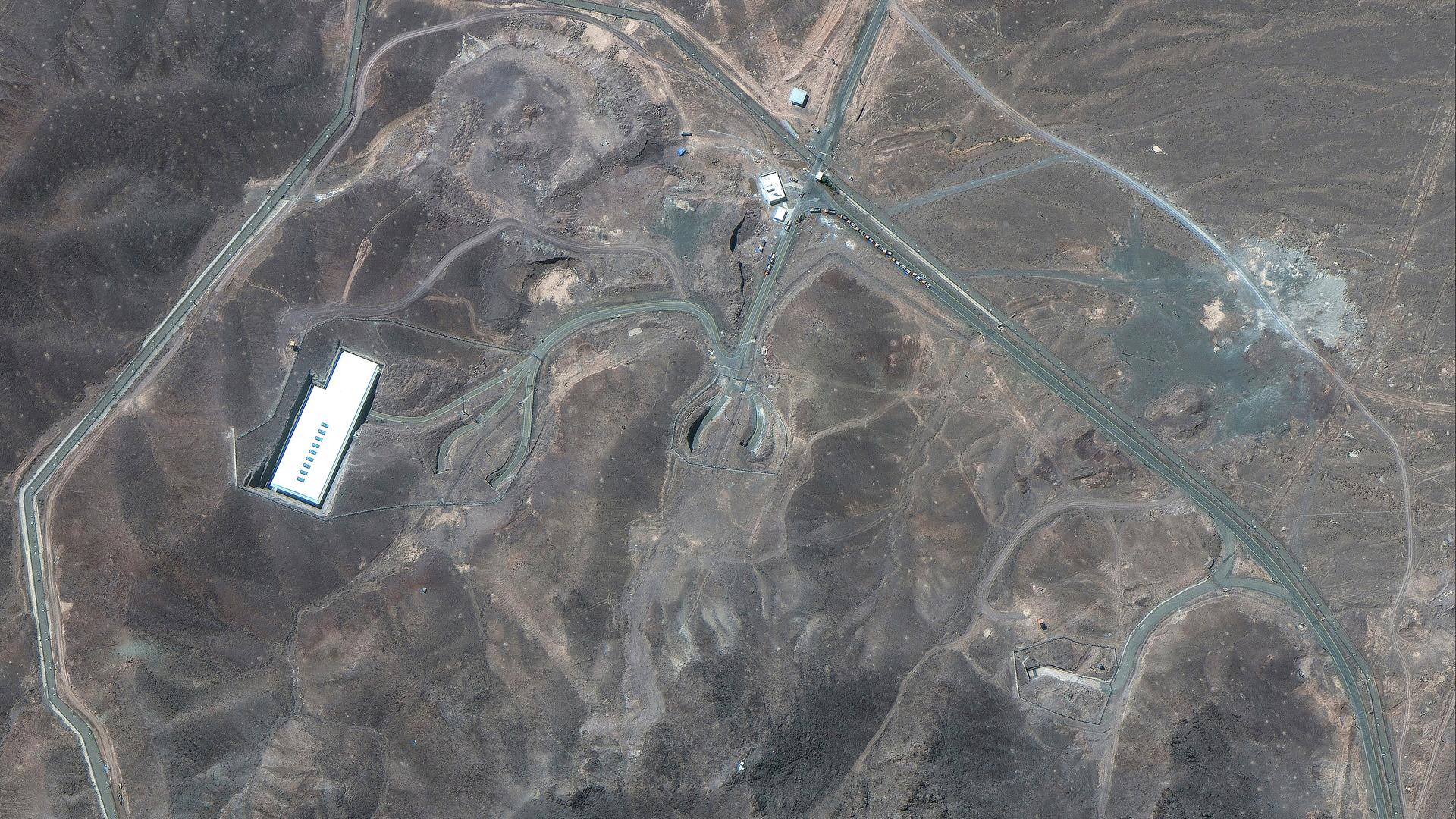 Eine Satellitenaufnahme vom 19. Juni 2025 zeigt durch Straßen miteinander verbundene Gebäude in einer Wüstenlandschaft.