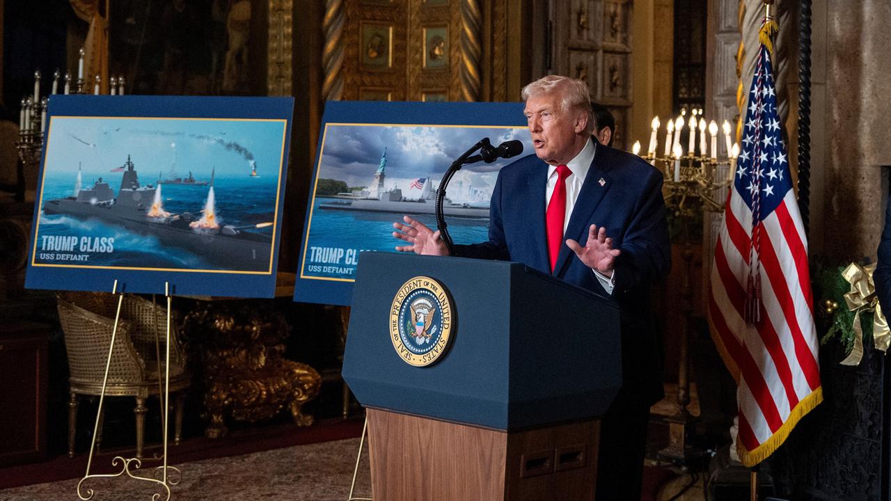 Donald Trump an einem Rednerpult, daneben Bilder von geplanten Schlachtschiffen, die nach ihm benannt werden sollen.