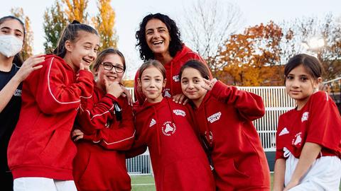 Tugba Tekkal mit den "Scoring Girls"