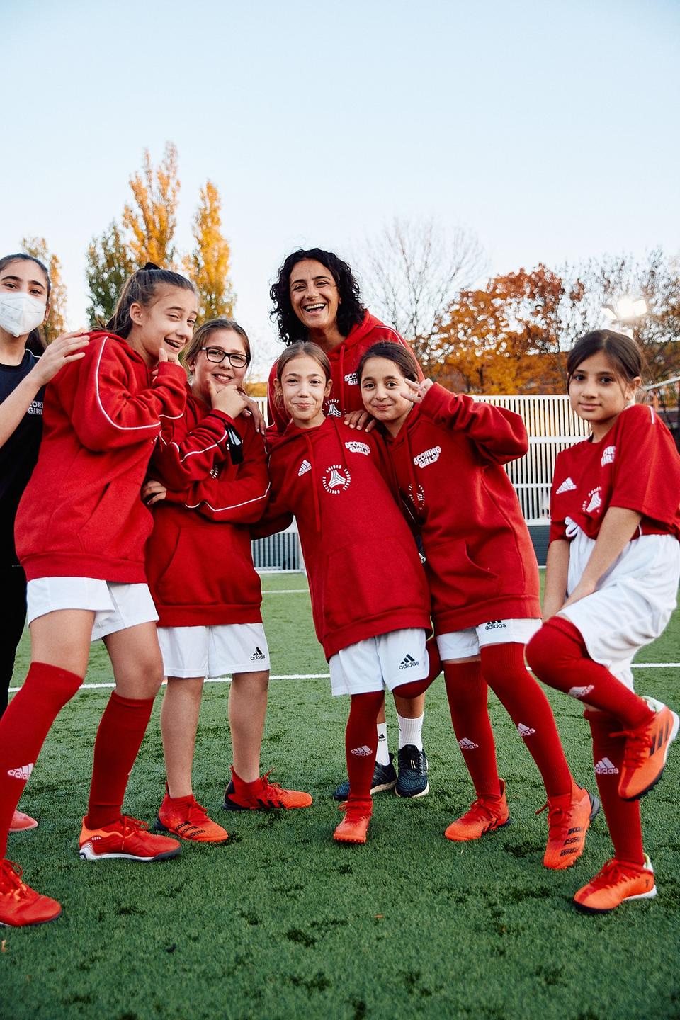 Tugba Tekkal mit den "Scoring Girls"