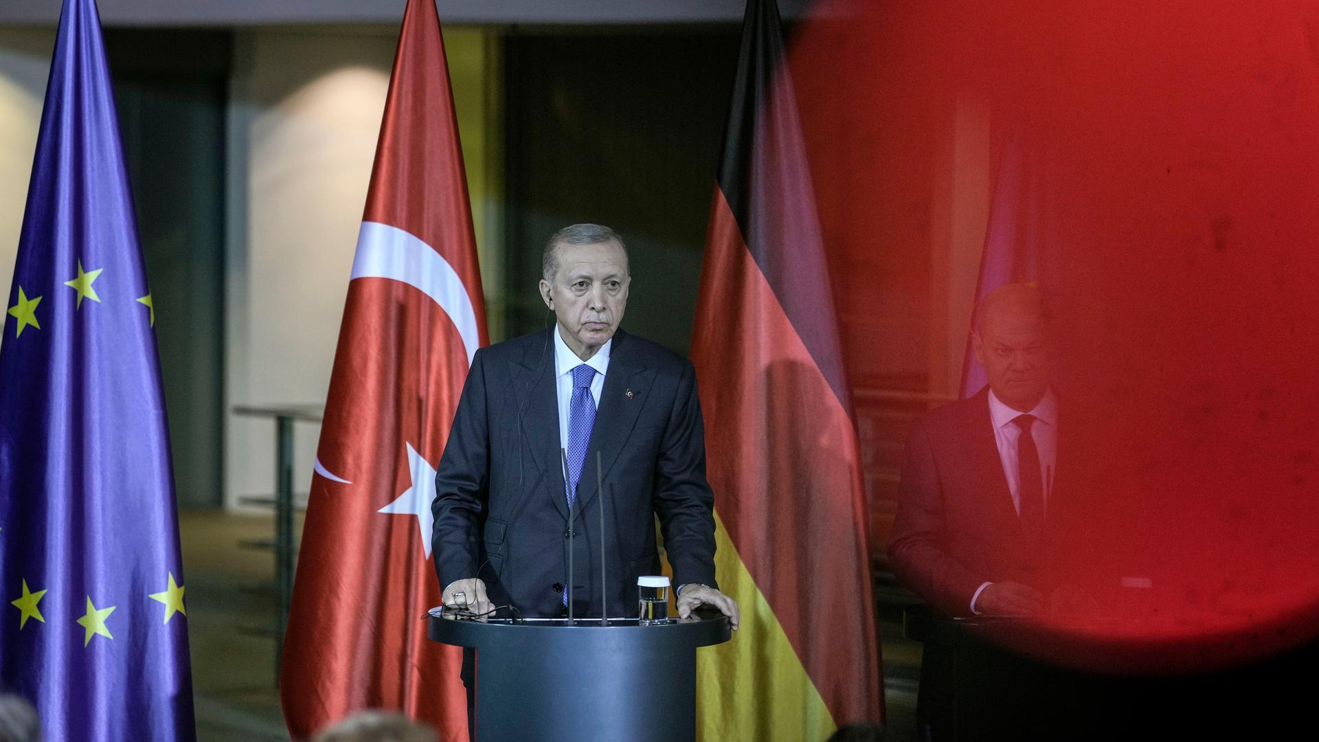 Der türkische Präsident Erdogan vor Flaggen der EU, Deutschlands und seines Landes bei einer Pressekonferenz in Berlin.