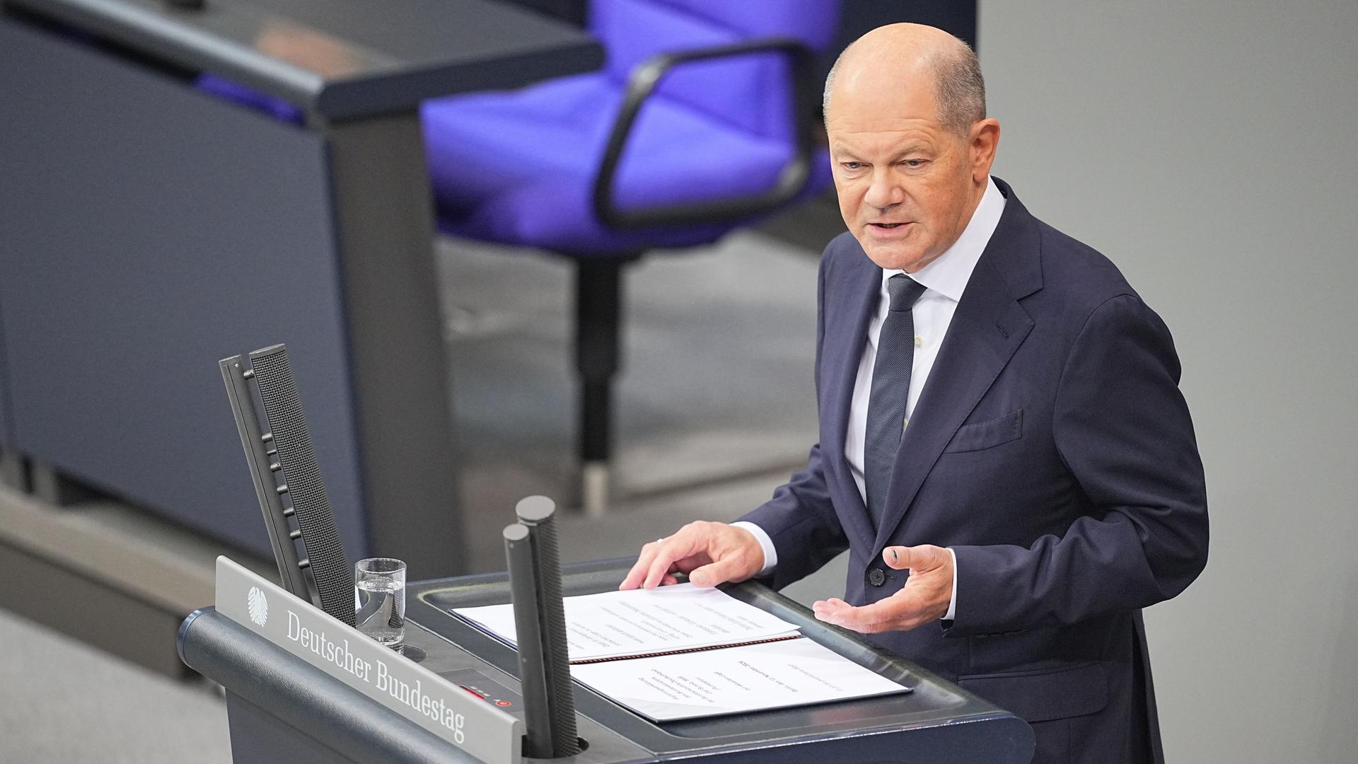 Berlin: Bundeskanzler Olaf Scholz (SPD) spricht im Plenum des Bundestages.