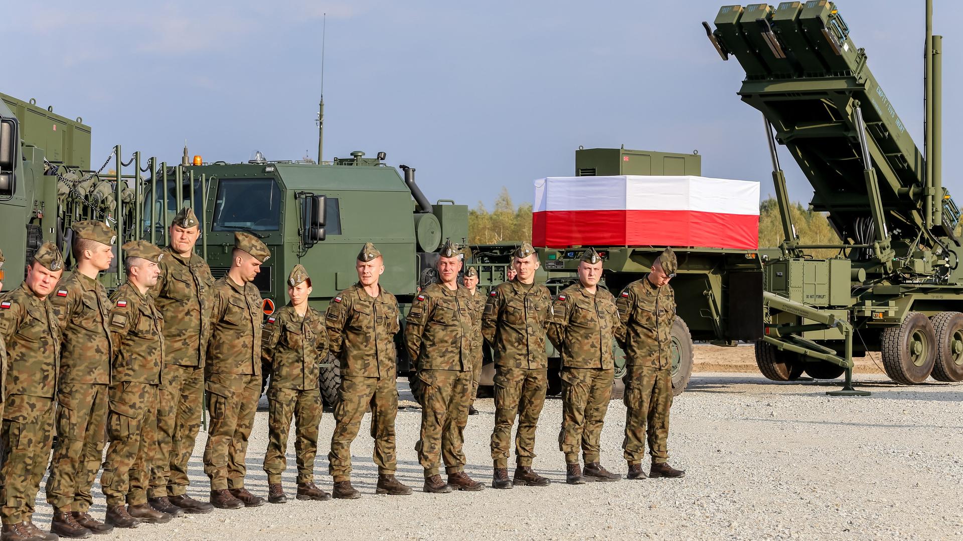 Polnische Soldaten stehen vor einem Flugabwehrsystem des Typs Patriot bei einem Training in Torun