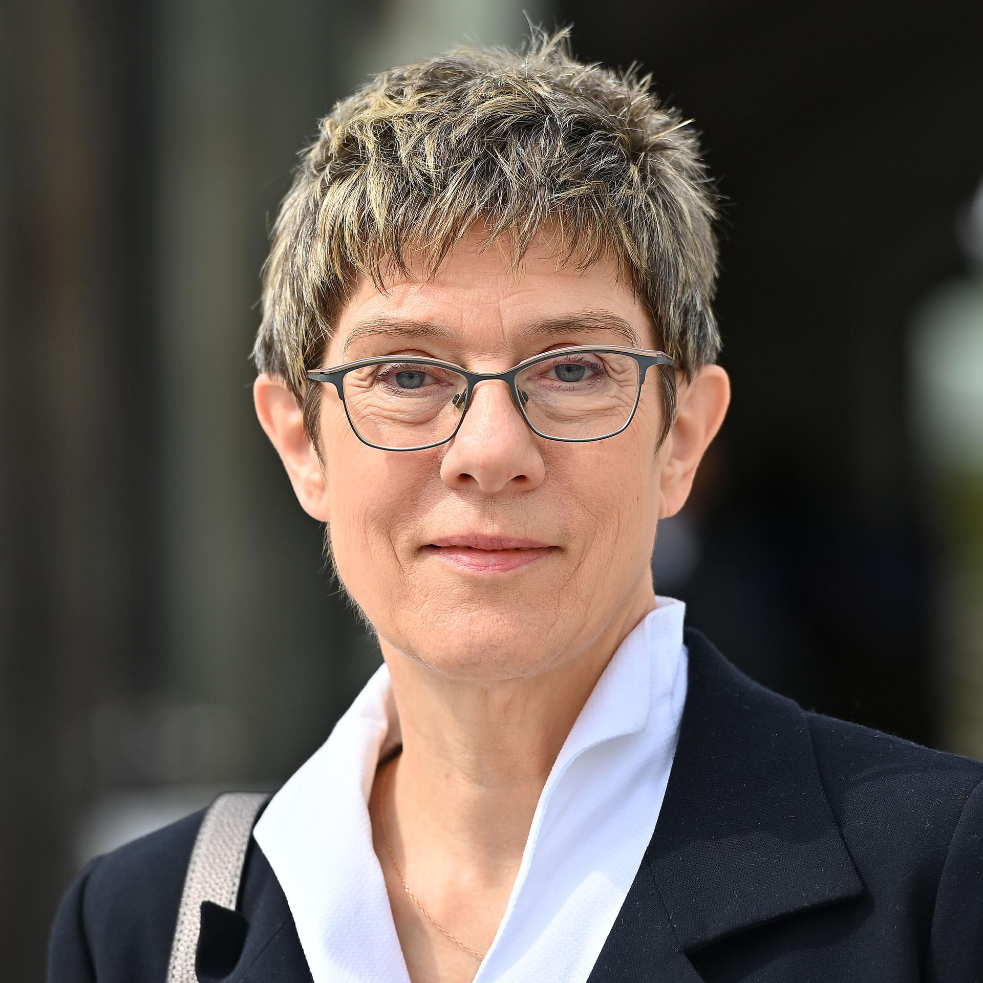 Porträt von Annegret Kramp-Karrenbauer, im Freien aufgenommen
