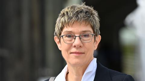 Porträt von Annegret Kramp-Karrenbauer, im Freien aufgenommen