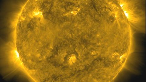 Die Sonne leuchtet und strahlt in gelbem Licht.