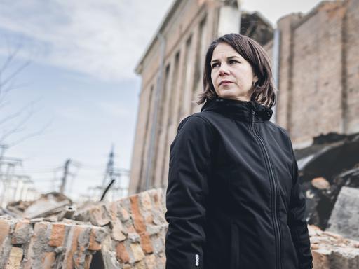 Bundesaussenministerin Annalena Baerbock (Grüne) besucht Anfang des Jahres eine zerstörte Heizkesselanlage in Charkiw. 