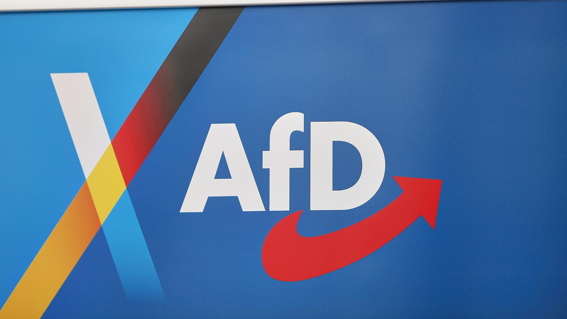 Das Logo der Partei AfD hat unter dem Partei-Namen einen roten Pfeil, der nach rechts zeigt. Das Logo der Partei AfD hat unter dem Partei-Namen einen roten Pfeil, der nach rechts zeigt.