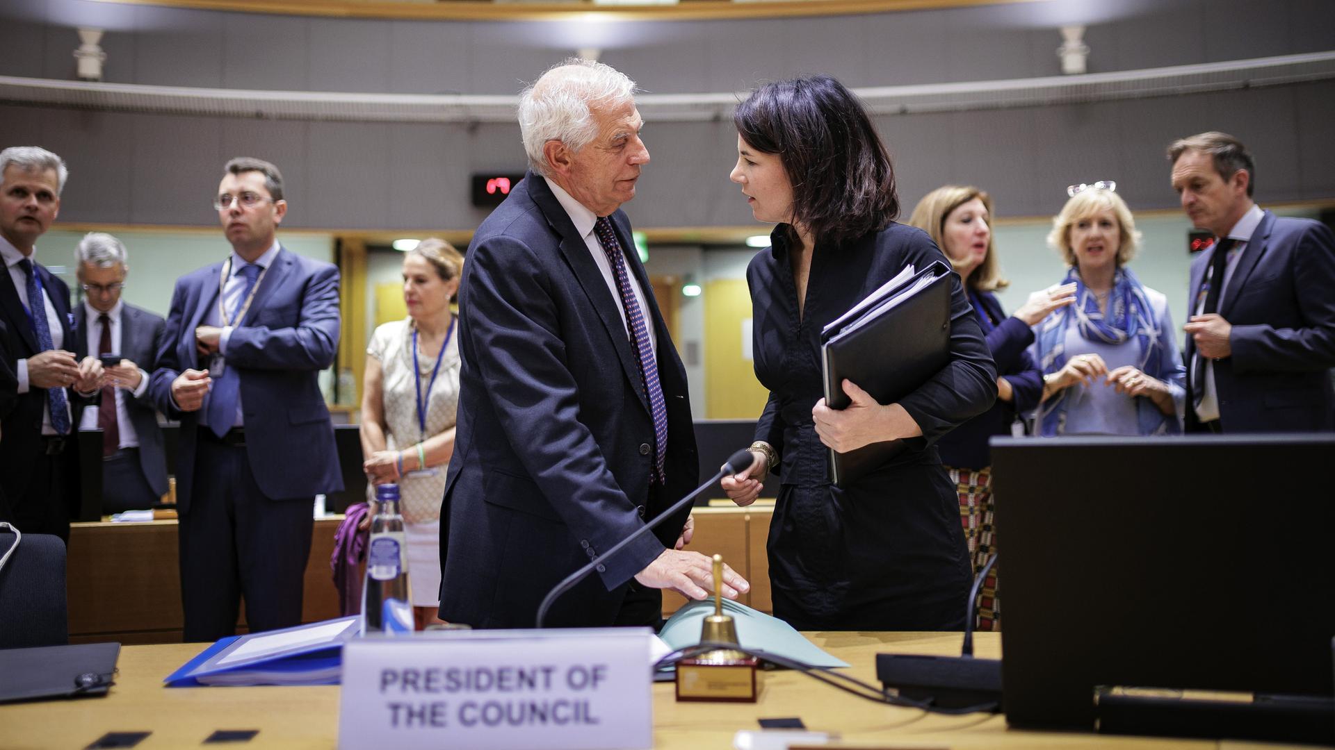 Annalena Baerbock, Bundesaussenministerin, aufgenommen im Gespräch mit Josep Borrell, EU-Außenbeauftragter