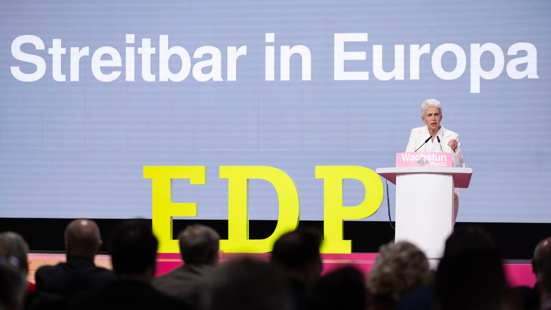 FDP-Spitzenkandidatin Strack-Zimmermann bei ihrer Rede zur Europawahl auf dem Bundesparteitag