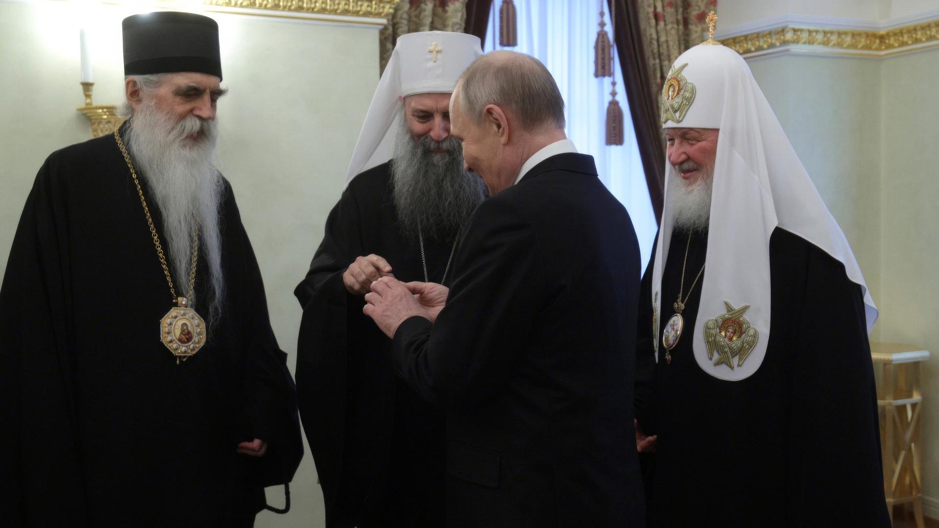 Das Bild zeigt drei Geistliche im Gespräch mit Wladimir Putin. Konkret: Bischof Irinej von Backa, den serbischen Patriarchen Porfirije und Patriarch Kirill von Moskau. Das Bild zeigt drei Geistliche im Gespräch mit Wladimir Putin. Konkret: Bischof Irinej von Backa, den serbischen Patriarchen Porfirije und Patriarch Kirill von Moskau.