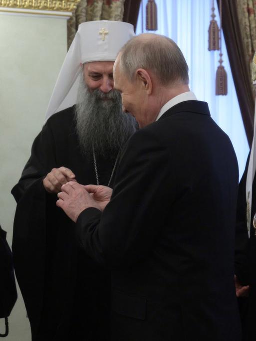 Das Bild zeigt drei Geistliche im Gespräch mit Wladimir Putin. Konkret: Bischof Irinej von Backa, den serbischen Patriarchen Porfirije und Patriarch Kirill von Moskau. Das Bild zeigt drei Geistliche im Gespräch mit Wladimir Putin. Konkret: Bischof Irinej von Backa, den serbischen Patriarchen Porfirije und Patriarch Kirill von Moskau.