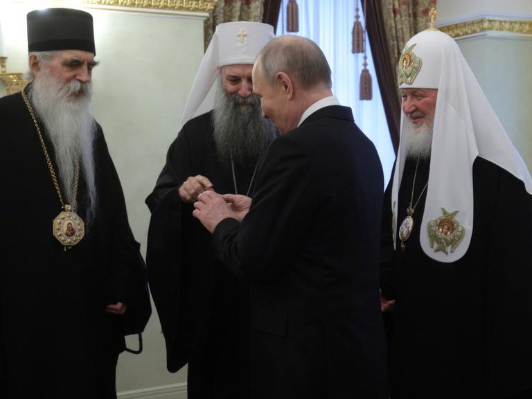 Das Bild zeigt drei Geistliche im Gespräch mit Wladimir Putin. Konkret: Bischof Irinej von Backa, den serbischen Patriarchen Porfirije und Patriarch Kirill von Moskau. Das Bild zeigt drei Geistliche im Gespräch mit Wladimir Putin. Konkret: Bischof Irinej von Backa, den serbischen Patriarchen Porfirije und Patriarch Kirill von Moskau.
