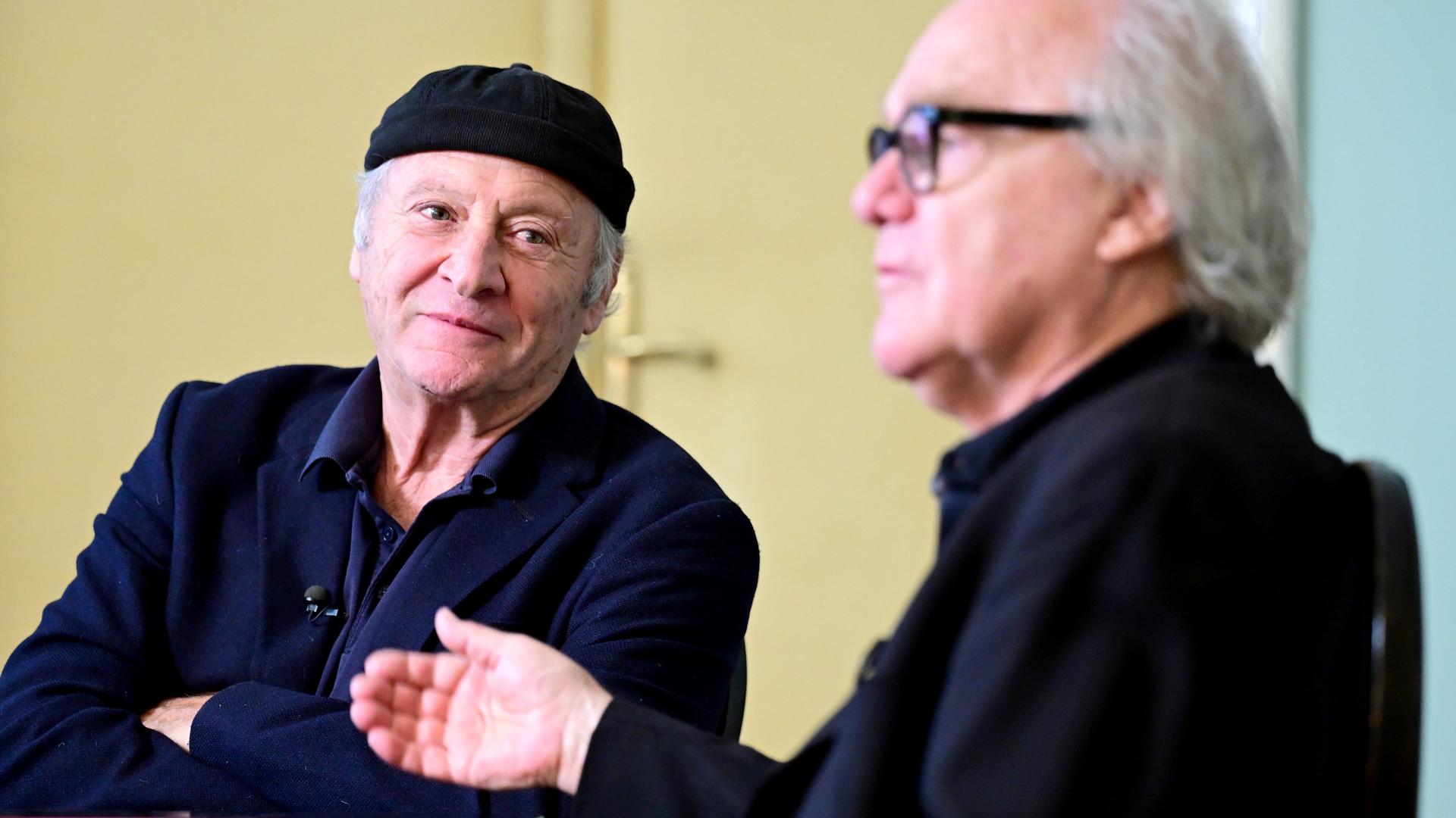 Zwei weißhaarige Männer im angeregten Gespräch: Filmregisseur Robert Dornhelm und Autor Michael Köhlmeier.