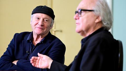 Zwei weißhaarige Männer im angeregten Gespräch: Filmregisseur Robert Dornhelm und Autor Michael Köhlmeier.