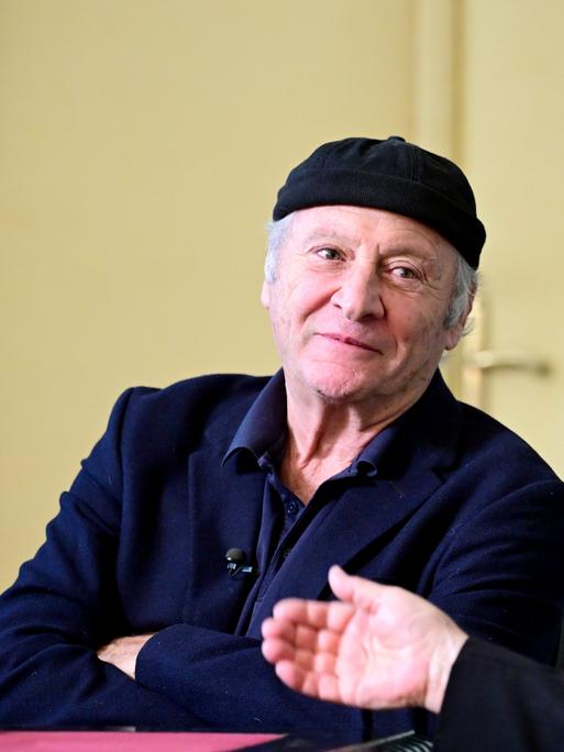 Zwei weißhaarige Männer im angeregten Gespräch: Filmregisseur Robert Dornhelm und Autor Michael Köhlmeier.