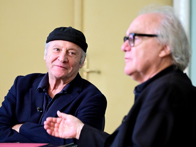 Zwei weißhaarige Männer im angeregten Gespräch: Filmregisseur Robert Dornhelm und Autor Michael Köhlmeier.