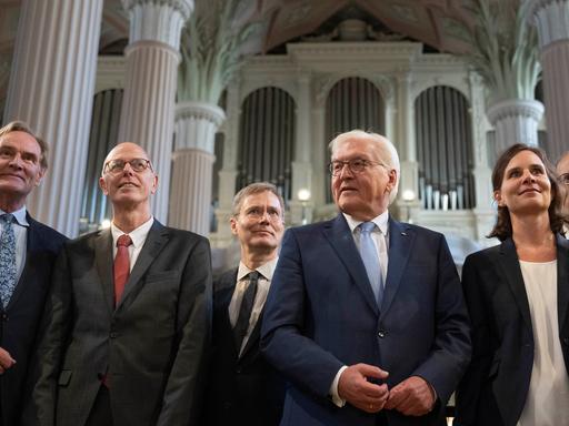 Bundespräsident Frank-Walter Steinmeier (3.v.r.) wird zur Eröffnung des diesjährigen Deutschen Historikertages unter anderem vom Burkhard Jung (SPD, v.l.), Oberbürgermeister von Leipzig, und Lutz Raphael, Vorsitzender des Verbands der Historiker und Historikerinnen Deutschlands, in der Nikolaikirche in Leipzig begrüÃt. Historikerinnen und Historiker aus dem In- und Ausland wollen ab Dienstag nicht nur über die Vergangenheit, sondern auch über Gegenwart und Zukunft sprechen. Insgesamt werden über 480 Referentinnen und Referenten und über 70 Sektionen zu Gast sein.