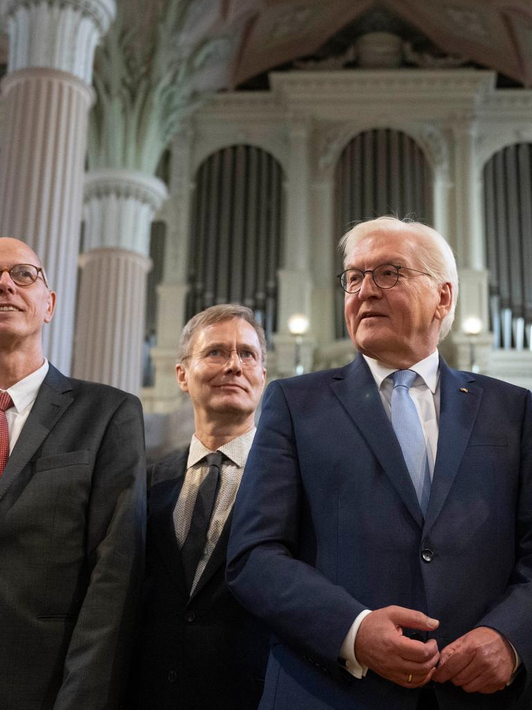 Bundespräsident Frank-Walter Steinmeier (3.v.r.) wird zur Eröffnung des diesjährigen Deutschen Historikertages unter anderem vom Burkhard Jung (SPD, v.l.), Oberbürgermeister von Leipzig, und Lutz Raphael, Vorsitzender des Verbands der Historiker und Historikerinnen Deutschlands, in der Nikolaikirche in Leipzig begrüÃt. Historikerinnen und Historiker aus dem In- und Ausland wollen ab Dienstag nicht nur über die Vergangenheit, sondern auch über Gegenwart und Zukunft sprechen. Insgesamt werden über 480 Referentinnen und Referenten und über 70 Sektionen zu Gast sein.