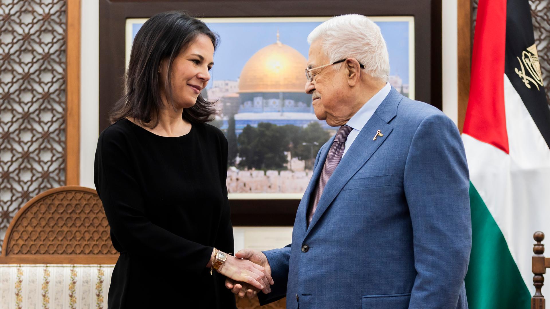 Annalena Baerbock und  Mahmud Abbas reichen sich die Hand