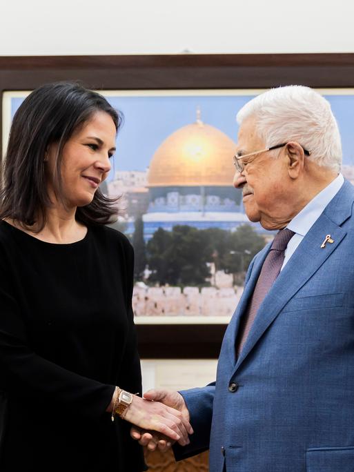 Annalena Baerbock und  Mahmud Abbas reichen sich die Hand