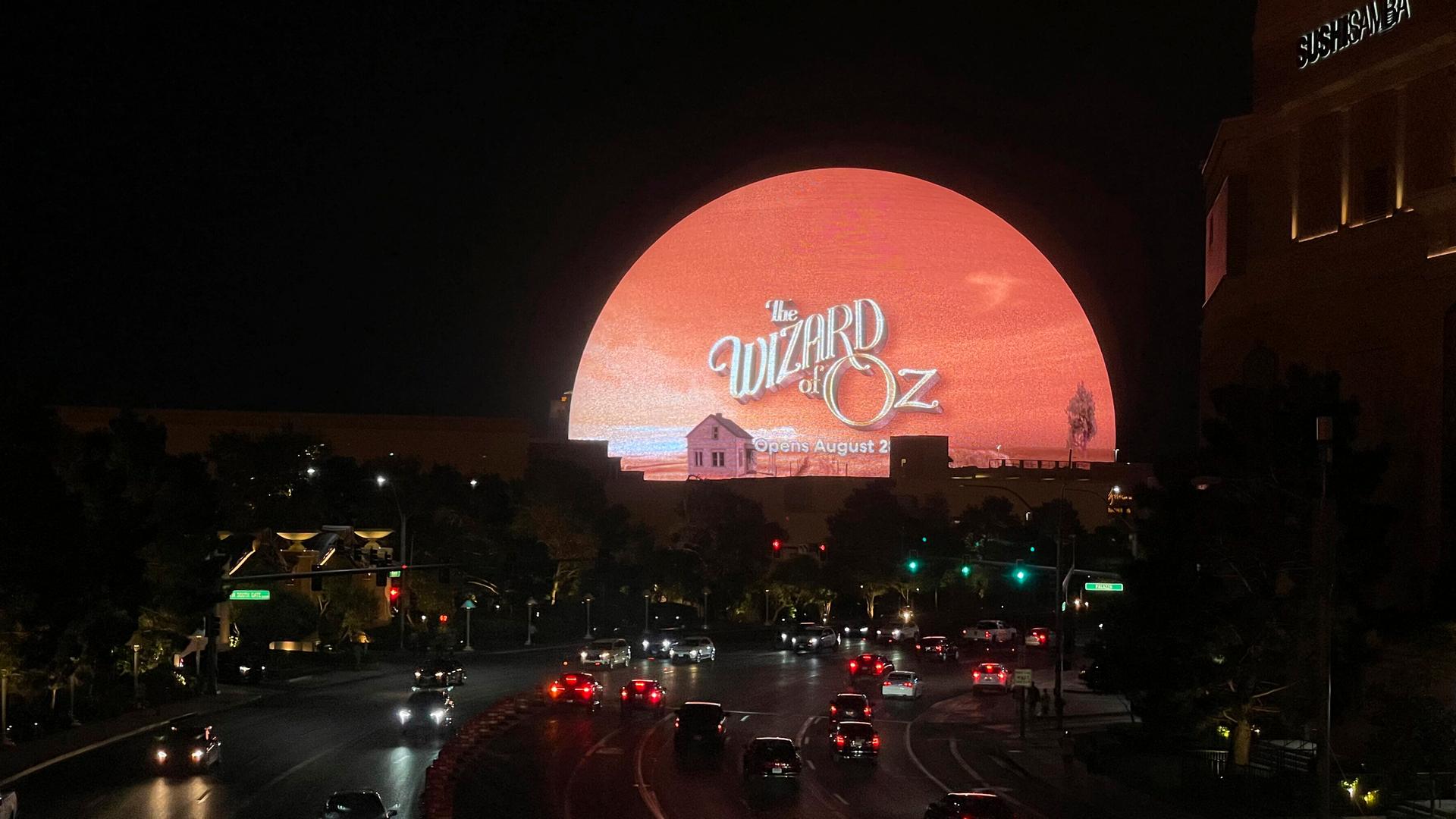 Der Veranstaltungsort "The Sphere" in Las Vegas bei Nacht - erleuchtet mit der Ankündigung "The Wizard of Oz - opens August 28" Der Veranstaltungsort "The Sphere" in Las Vegas bei Nacht - erleuchtet mit der Ankündigung "The Wizard of Oz - opens August 28"