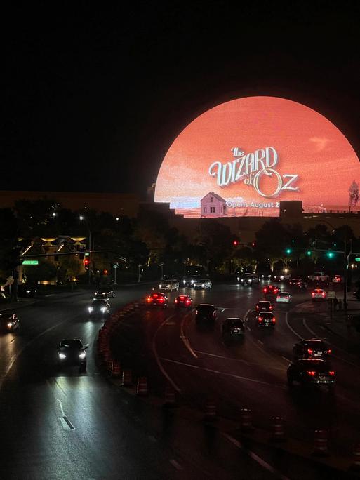 Der Veranstaltungsort "The Sphere" in Las Vegas bei Nacht - erleuchtet mit der Ankündigung "The Wizard of Oz - opens August 28"