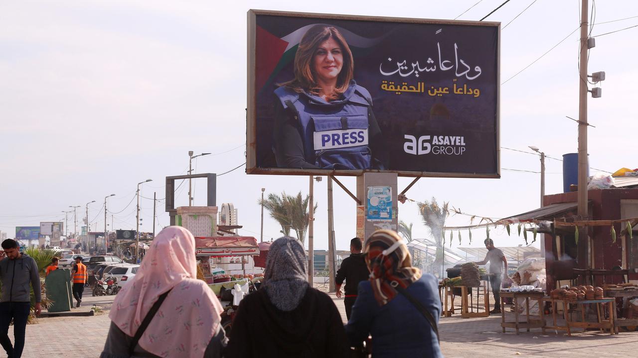 Ein Bild und der Name der getöteten Al Jazeera-Reporterin Shireen Abu Akleh auf einem Billboard im Gazastreifen, Palästina, 2022.