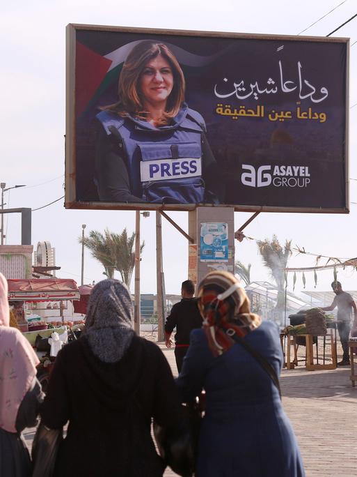 Ein Bild und der Name der getöteten Al Jazeera-Reporterin Shireen Abu Akleh auf einem Billboard im Gazastreifen, Palästina, 2022.