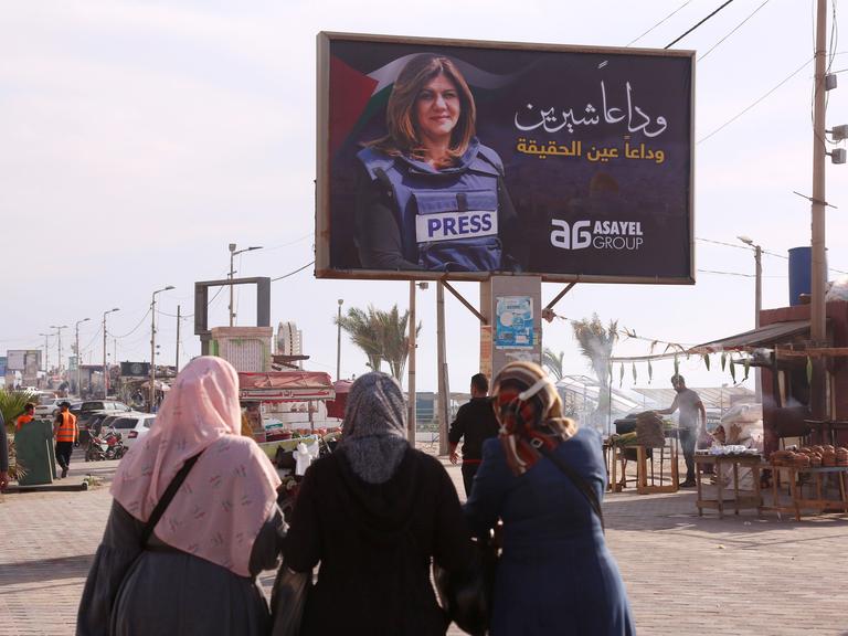 Ein Bild und der Name der getöteten Al Jazeera-Reporterin Shireen Abu Akleh auf einem Billboard im Gazastreifen, Palästina, 2022.