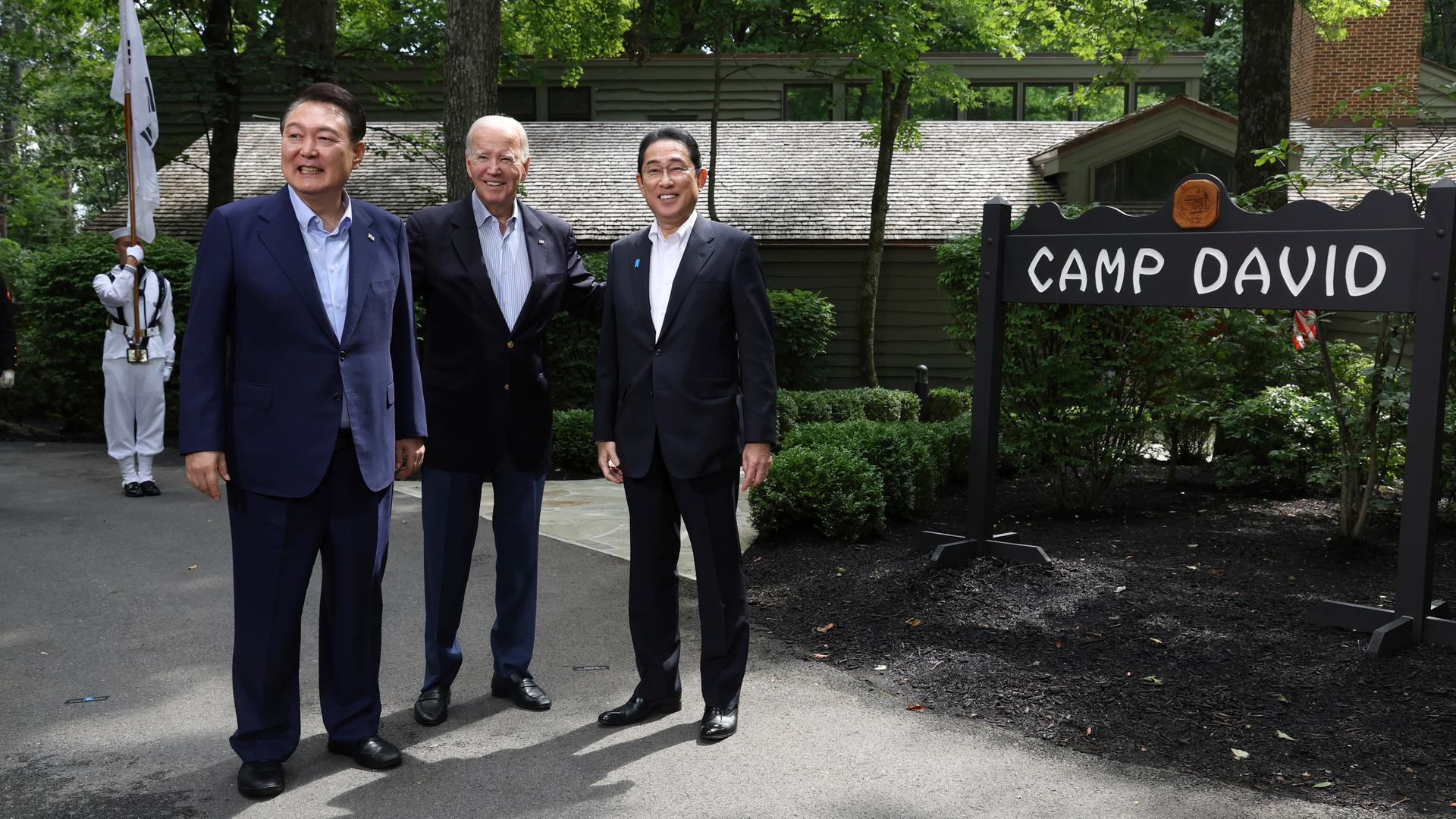 Der japanische Premierminister Fumio Kishida (links), US-Präsident Joe Biden und der südkoreanische Präsident Yoon Suk Yeol beim Gipfeltreffen in Cam David.