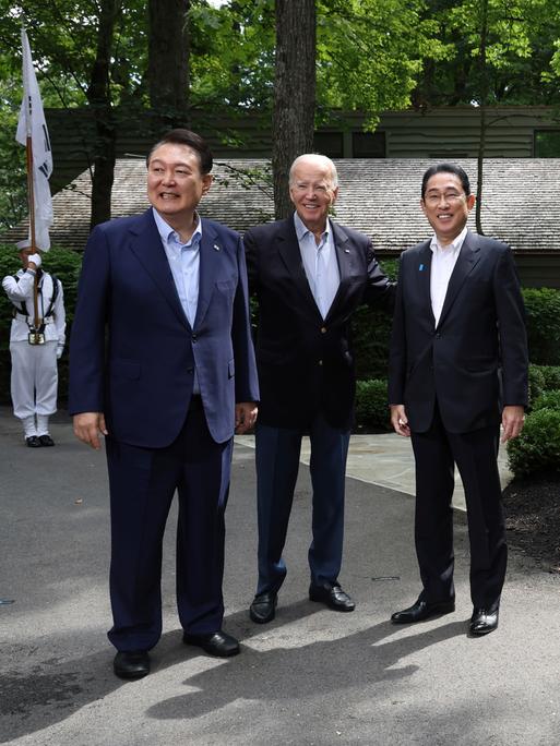 Der japanische Premierminister Fumio Kishida (links), US-Präsident Joe Biden und der südkoreanische Präsident Yoon Suk Yeol beim Gipfeltreffen in Cam David. 