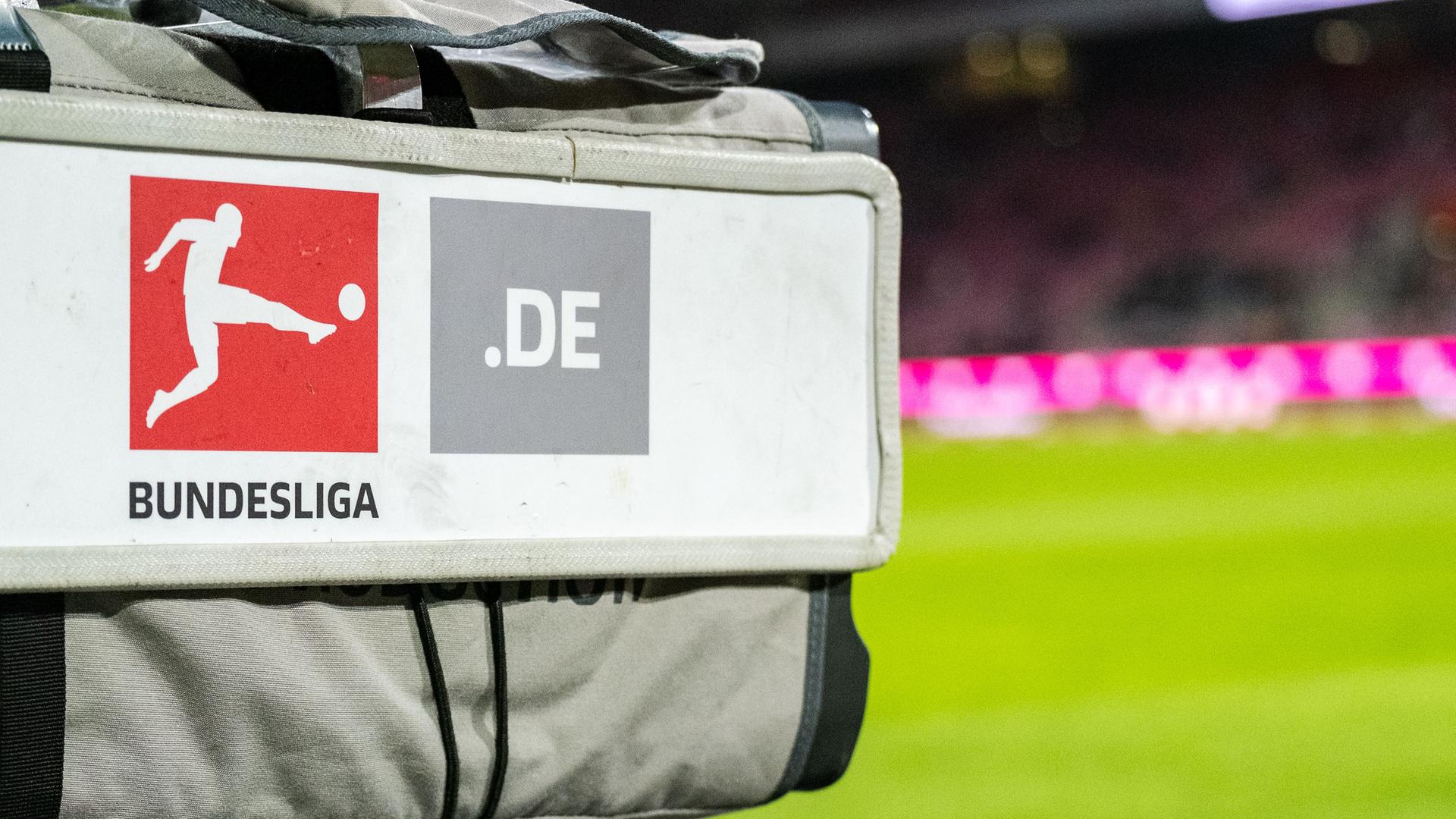Das Logo der Fußball-Bundesliga prangt auf einer Fernsehkamera