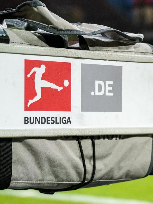 Das Logo der Fußball-Bundesliga prangt auf einer Fernsehkamera