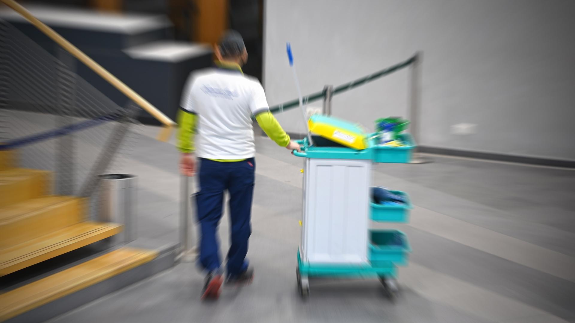 Ein Putzmann bei der Arbeit. Ein Putzmann bei der Arbeit.