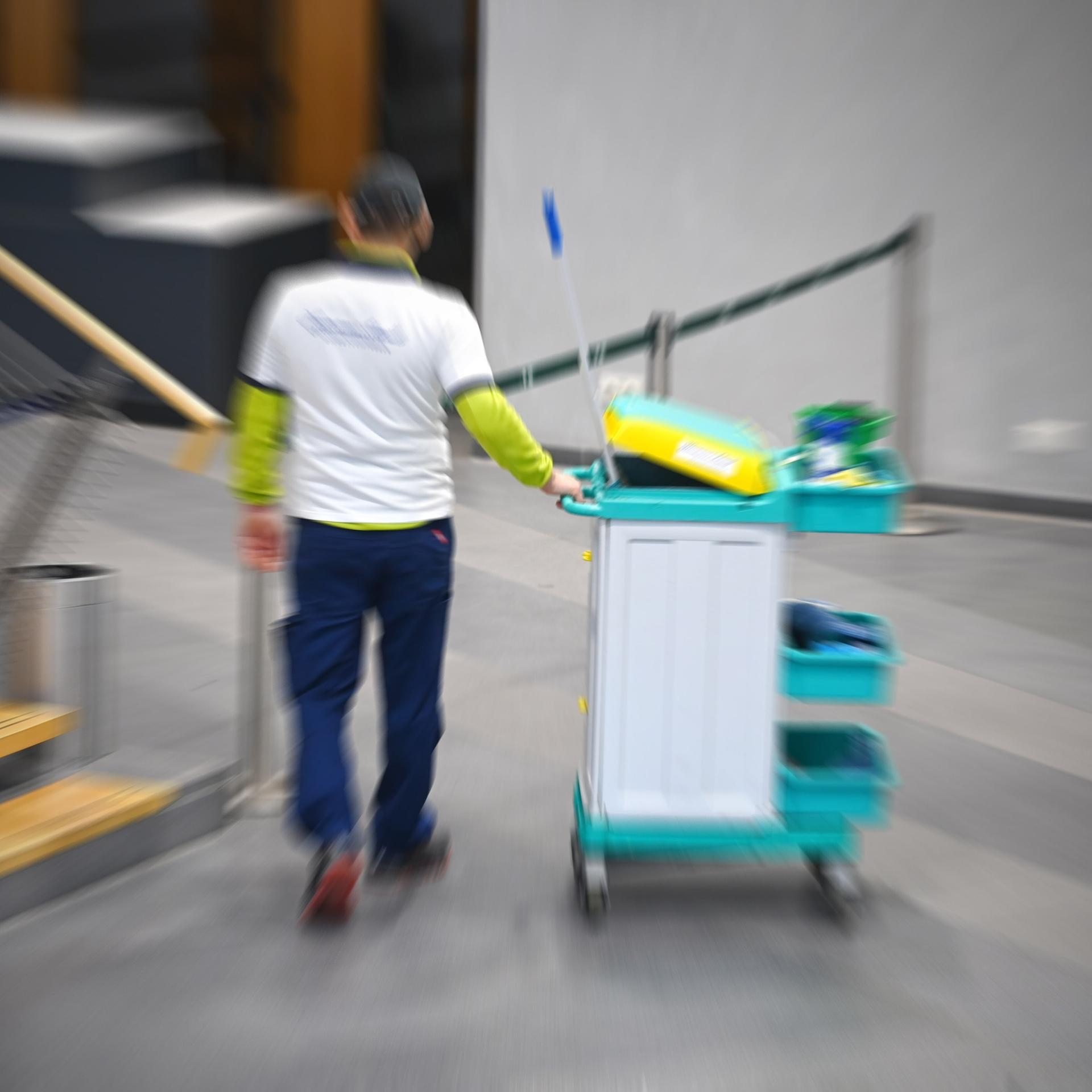Ein Putzmann bei der Arbeit.