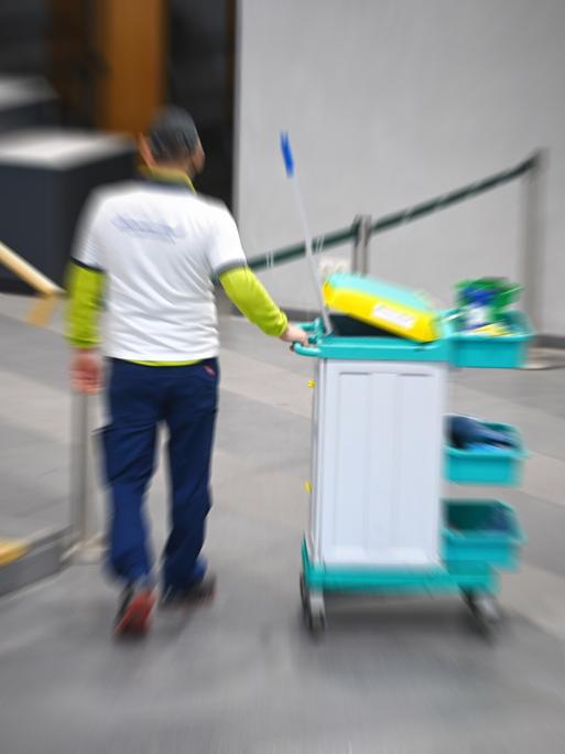 Ein Putzmann bei der Arbeit.