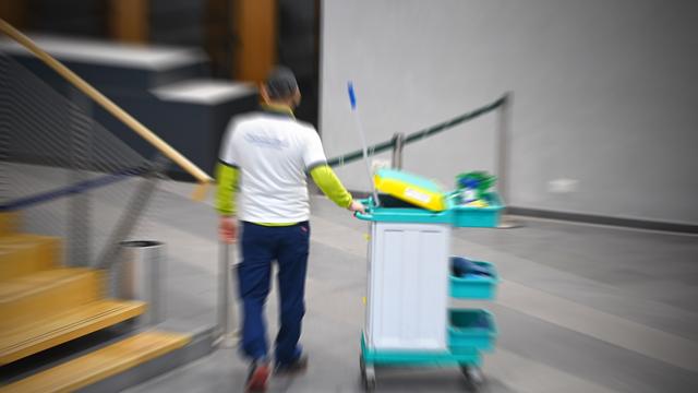 Ein Putzmann bei der Arbeit. Ein Putzmann bei der Arbeit.