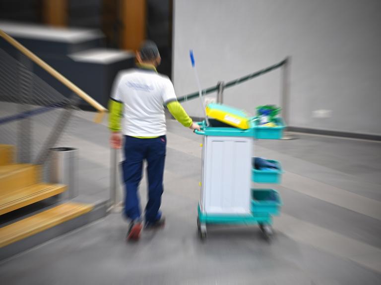 Ein Putzmann bei der Arbeit.