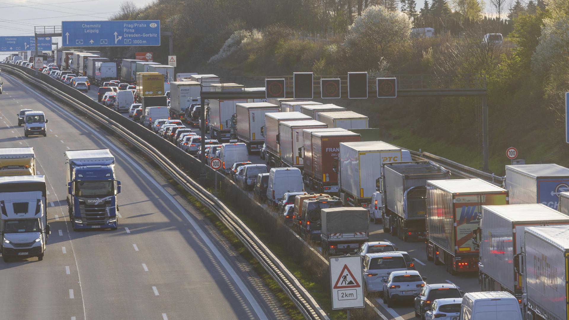 Ein Stau auf einer Autobahn mit vielen LKW Ein Stau auf einer Autobahn mit vielen LKW