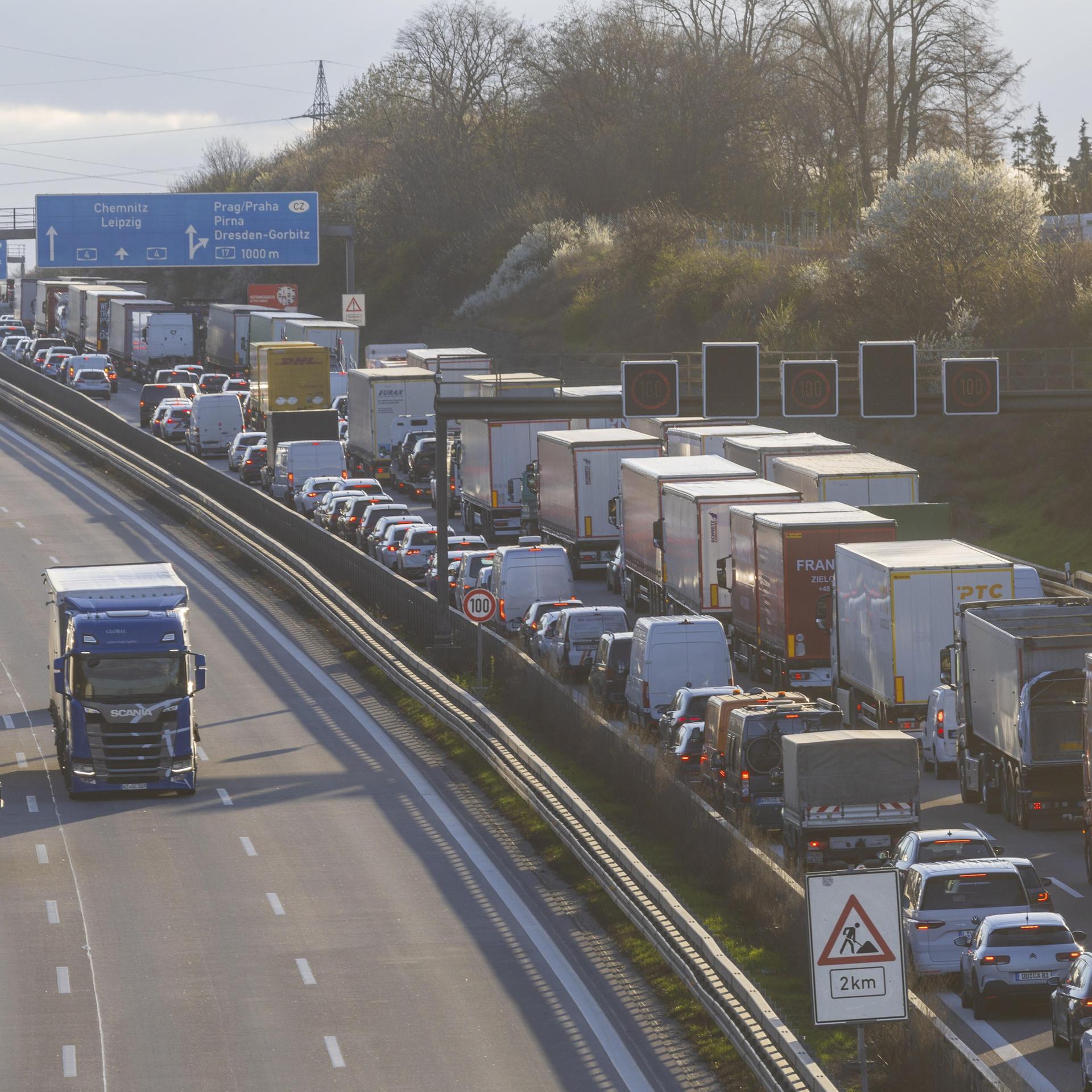 Ein Stau auf einer Autobahn mit vielen LKW