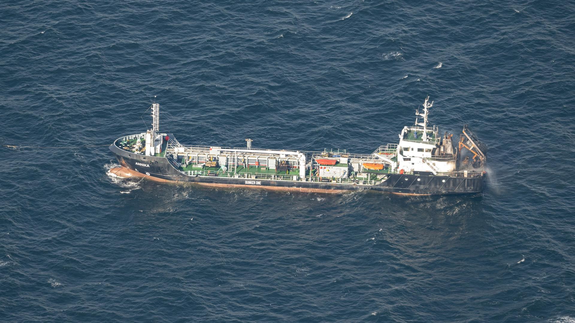 Ostsee - Brennender Tanker "Annika" In Rostocker Hafen Geschleppt