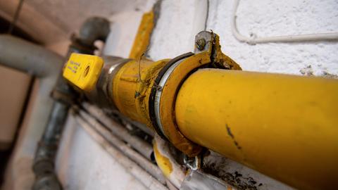 Eine Gasleitung ist im Keller von einem Mehrfamilienhaus zu sehen.