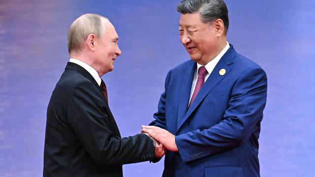 Xi Jinping schüttelt Putin bei einem Empfang die Hände