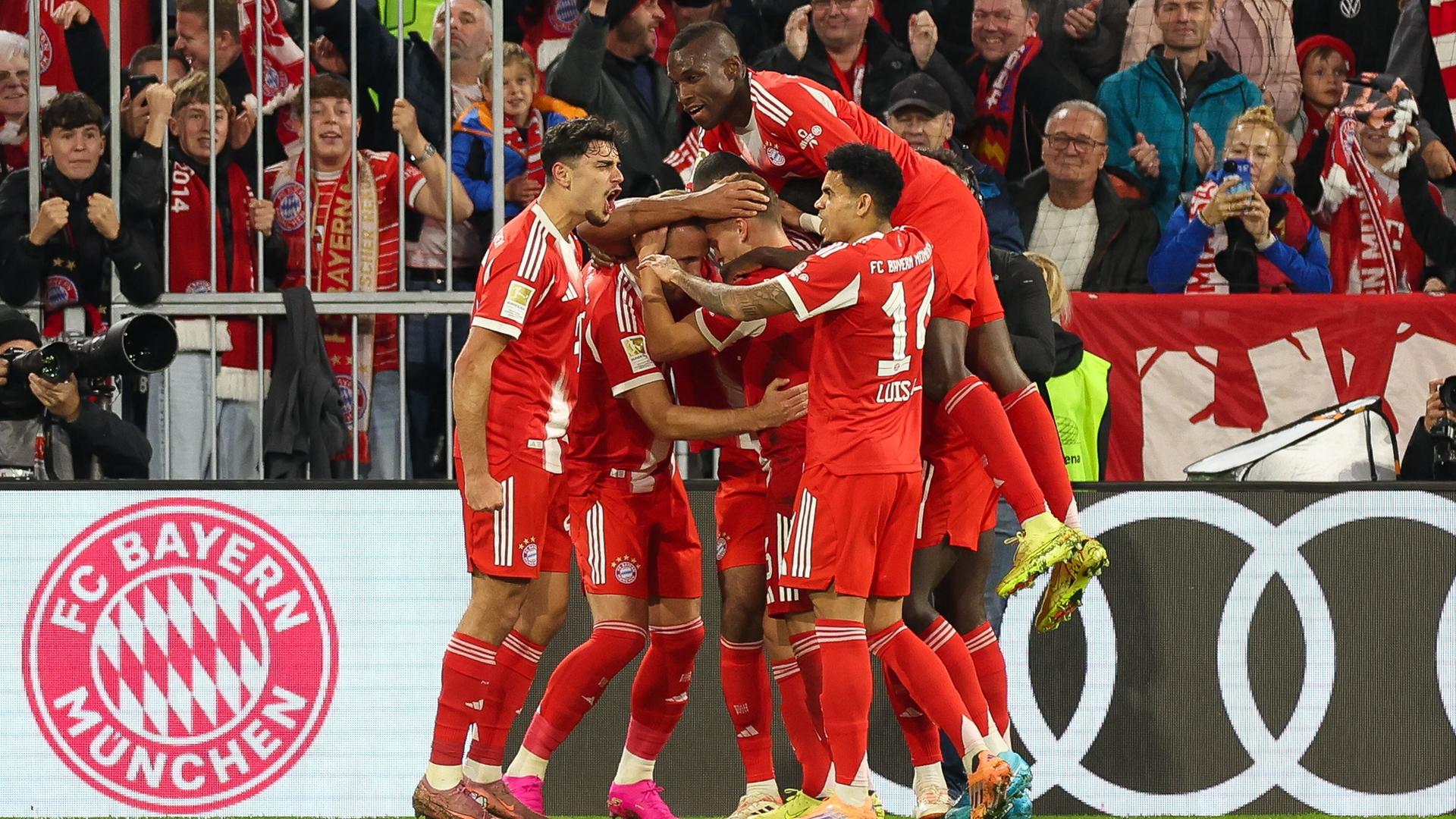 Spieler vom FC Bayern München umarmen sich und freuen sich über das Tor von Harry Kane zum 1:0 gegen Dortmund. Spieler vom FC Bayern München umarmen sich und freuen sich über das Tor von Harry Kane zum 1:0 gegen Dortmund.