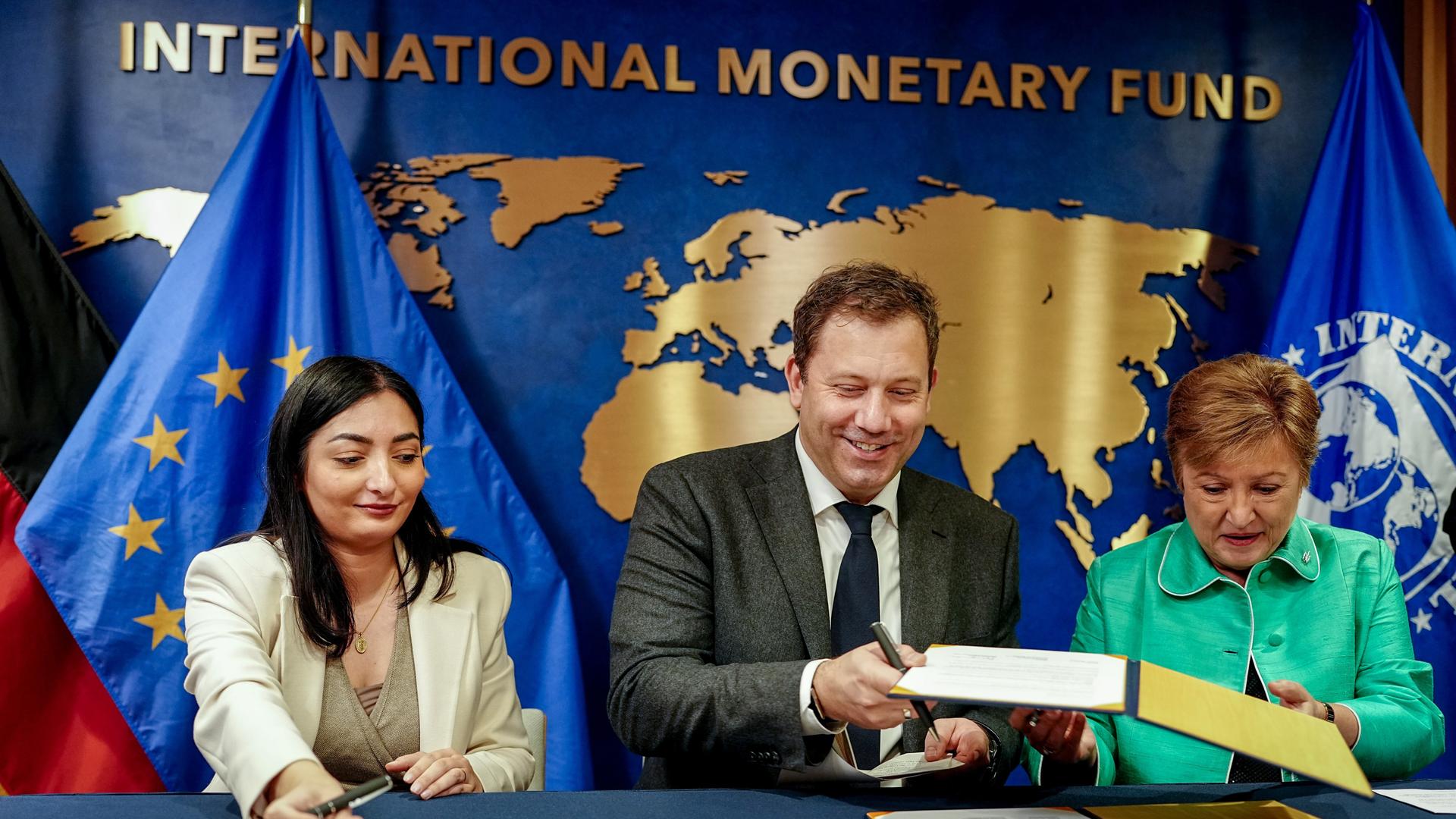 Bei der Jahrestagung von Weltbank und Internationalem Währungsfonds (IWF) unterzeichnen Entwicklungsministerin Radovan (SPD) und Wirtschaftsminister Klingbeil (SPD) ein Abkommen zur Entwicklungszusammenarbeit. Bei der Jahrestagung von Weltbank und Internationalem Währungsfonds (IWF) unterzeichnen Entwicklungsministerin Radovan (SPD) und Wirtschaftsminister Klingbeil (SPD) ein Abkommen zur Entwicklungszusammenarbeit.
