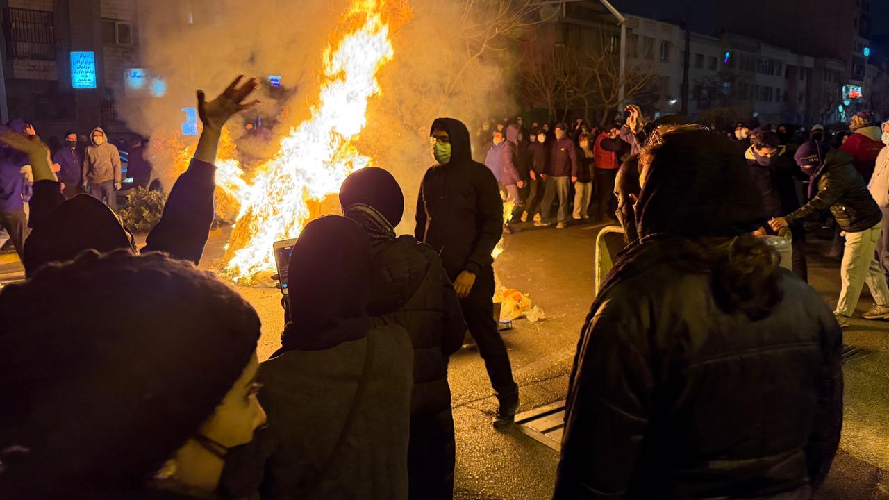 Dieses am 09. Januar aufgenommene Foto soll Iraner bei einem Protest gegen die Regierung in Teheran zeigen.