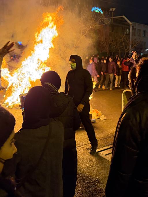 Dieses am 09. Januar aufgenommene Foto soll Iraner bei einem Protest gegen die Regierung in Teheran zeigen. Dieses am 09. Januar aufgenommene Foto soll Iraner bei einem Protest gegen die Regierung in Teheran zeigen.