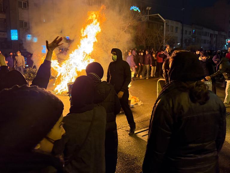 Dieses am 09. Januar aufgenommene Foto soll Iraner bei einem Protest gegen die Regierung in Teheran zeigen. Dieses am 09. Januar aufgenommene Foto soll Iraner bei einem Protest gegen die Regierung in Teheran zeigen.