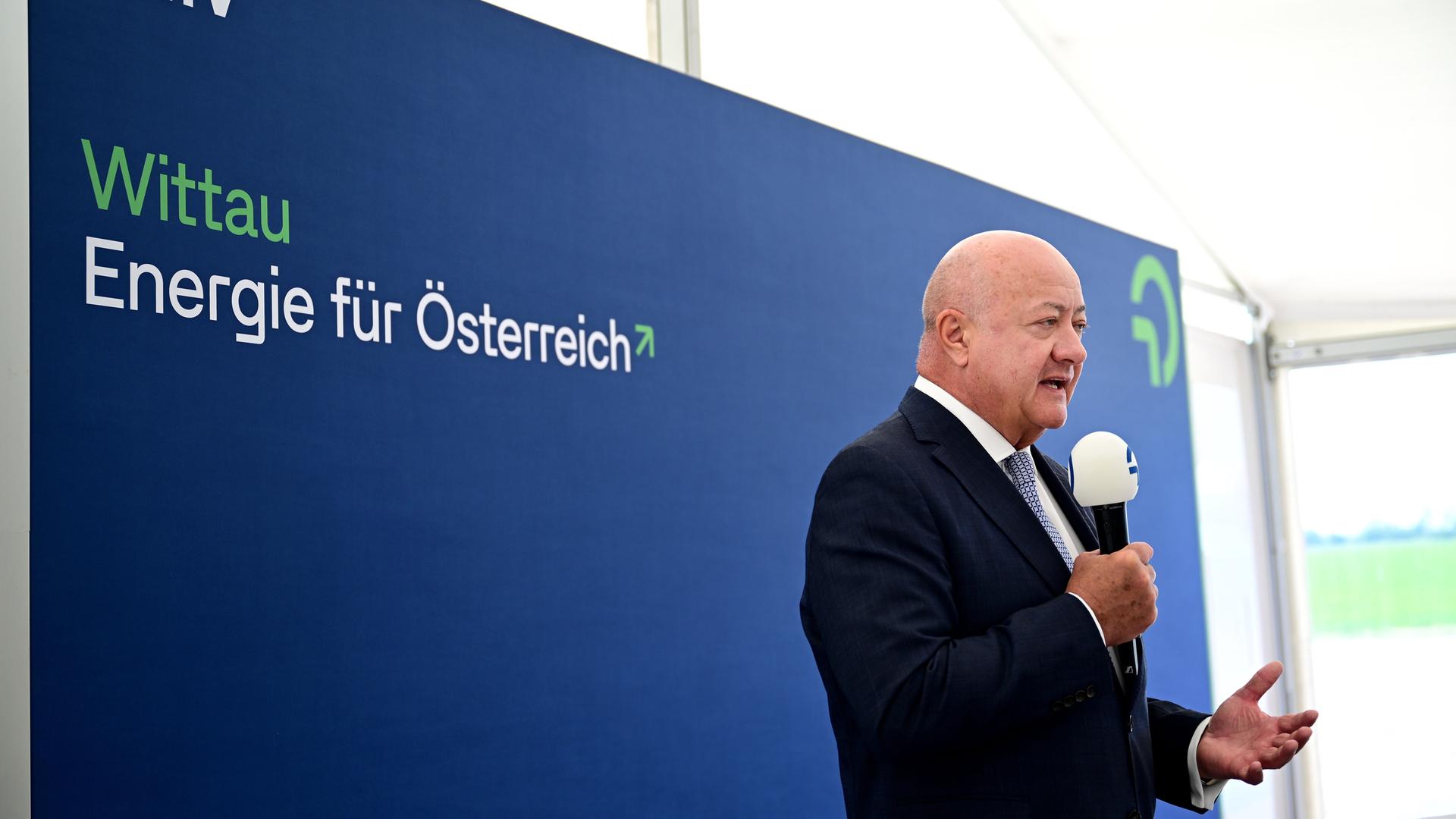 Der österreichische Bundeskanzler Christian Stocker steht mit einem Mikrofon vor einer dunkelblauen Stellwand mit der Aufschrift "Wittau - Energie für Österreich". Der österreichische Bundeskanzler Christian Stocker steht mit einem Mikrofon vor einer dunkelblauen Stellwand mit der Aufschrift "Wittau - Energie für Österreich".